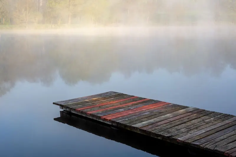 Ruhiger See am Morgen